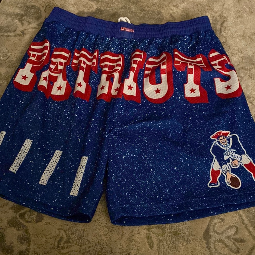 Men’s Mitchell & Ness NFL Throwbacks New England Patriots Shorts 3XL